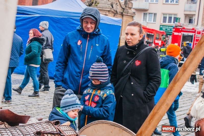 Zdjęcie w galerii na portalu naszraciborz.pl: Wielka Orkiestra Świątecznej Pomocy rozgrzewała na Rynku  wiadomości z regionu