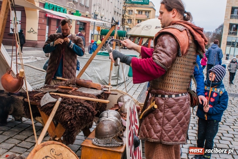Zdjęcie w galerii na portalu naszraciborz.pl: Wielka Orkiestra Świątecznej Pomocy rozgrzewała na Rynku  wiadomości z regionu