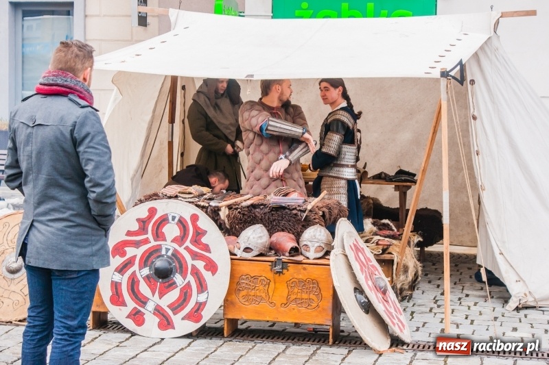 Zdjęcie w galerii na portalu naszraciborz.pl: Wielka Orkiestra Świątecznej Pomocy rozgrzewała na Rynku  wiadomości z regionu