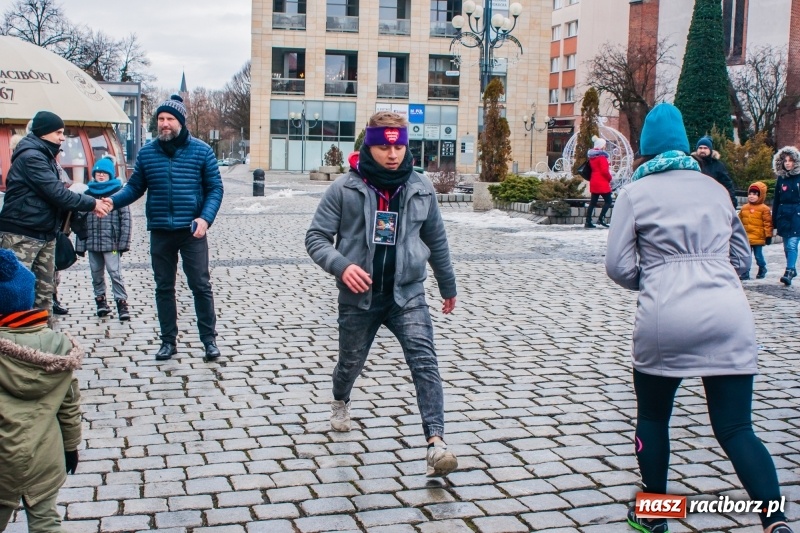 Zdjęcie w galerii na portalu naszraciborz.pl: Wielka Orkiestra Świątecznej Pomocy rozgrzewała na Rynku  wiadomości z regionu