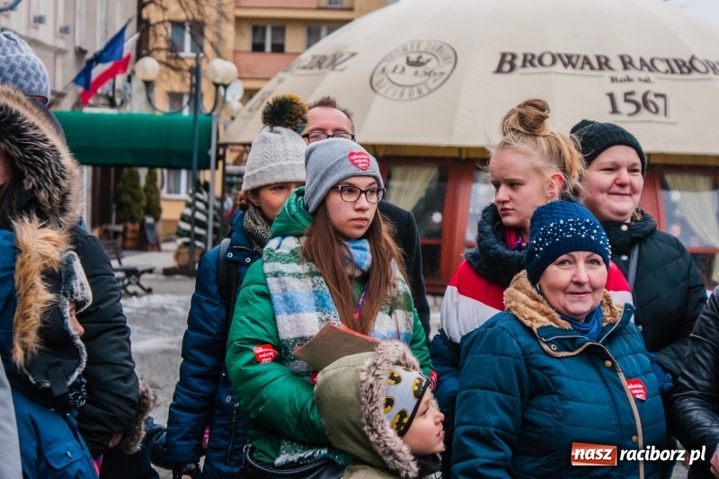 Zdjęcie w galerii na portalu naszraciborz.pl: Wielka Orkiestra Świątecznej Pomocy rozgrzewała na Rynku  wiadomości z regionu