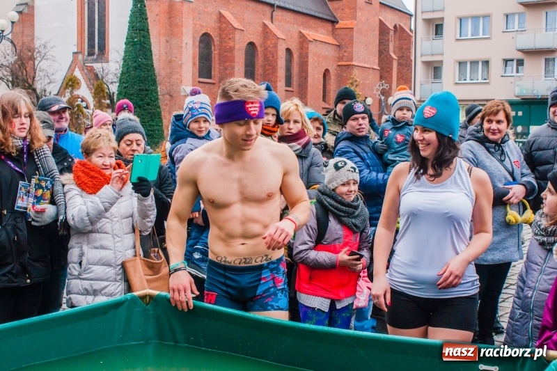 Zdjęcie w galerii na portalu naszraciborz.pl: Wielka Orkiestra Świątecznej Pomocy rozgrzewała na Rynku  wiadomości z regionu