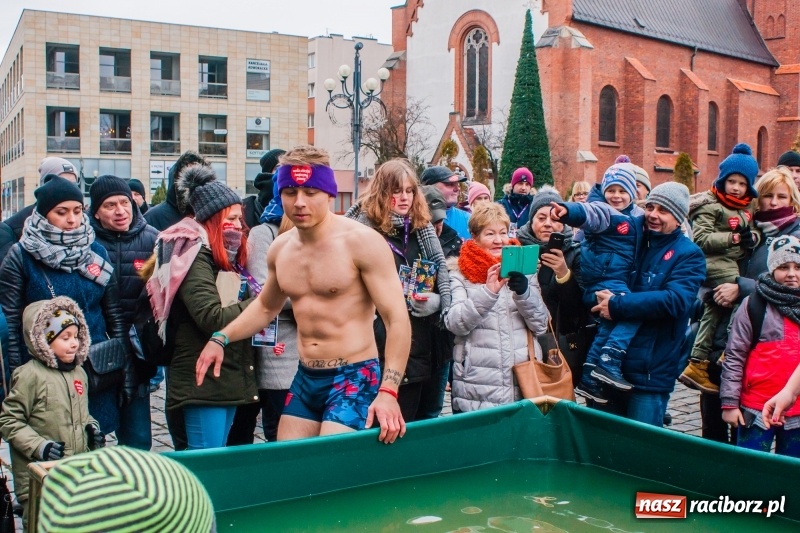 Zdjęcie w galerii na portalu naszraciborz.pl: Wielka Orkiestra Świątecznej Pomocy rozgrzewała na Rynku  wiadomości z regionu