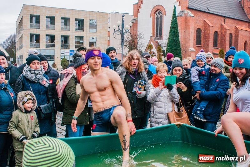 Zdjęcie w galerii na portalu naszraciborz.pl: Wielka Orkiestra Świątecznej Pomocy rozgrzewała na Rynku  wiadomości z regionu