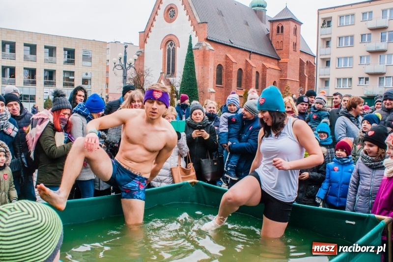 Zdjęcie w galerii na portalu naszraciborz.pl: Wielka Orkiestra Świątecznej Pomocy rozgrzewała na Rynku  wiadomości z regionu