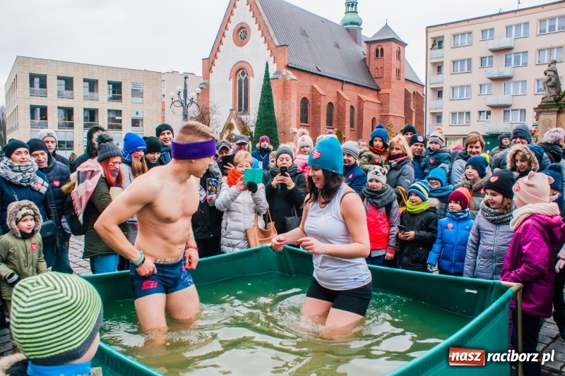 Zdjęcie w galerii na portalu naszraciborz.pl: Wielka Orkiestra Świątecznej Pomocy rozgrzewała na Rynku  wiadomości z regionu