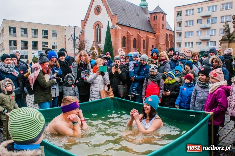 Zdjęcie w galerii na portalu naszraciborz.pl: Wielka Orkiestra Świątecznej Pomocy rozgrzewała na Rynku  wiadomości z regionu