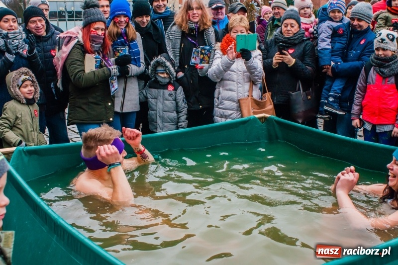 Zdjęcie w galerii na portalu naszraciborz.pl: Wielka Orkiestra Świątecznej Pomocy rozgrzewała na Rynku  wiadomości z regionu