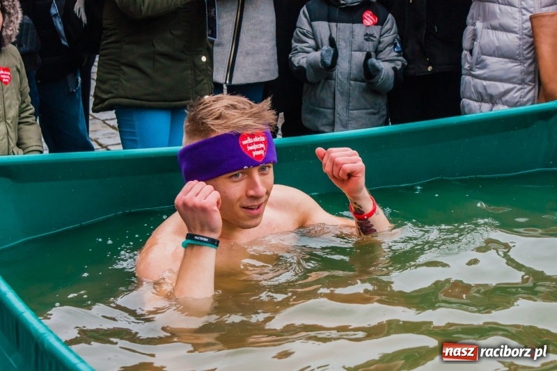 Zdjęcie w galerii na portalu naszraciborz.pl: Wielka Orkiestra Świątecznej Pomocy rozgrzewała na Rynku  wiadomości z regionu