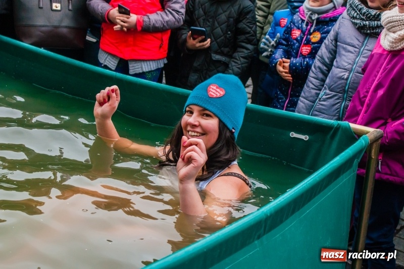 Zdjęcie w galerii na portalu naszraciborz.pl: Wielka Orkiestra Świątecznej Pomocy rozgrzewała na Rynku  wiadomości z regionu