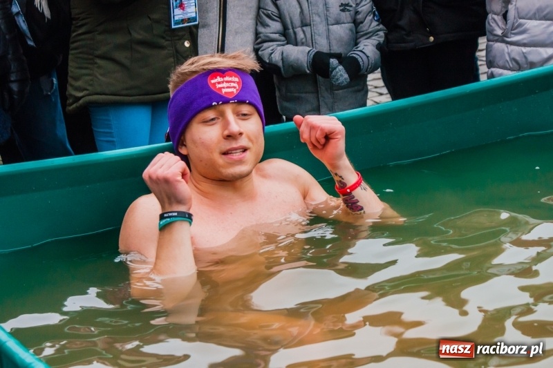 Zdjęcie w galerii na portalu naszraciborz.pl: Wielka Orkiestra Świątecznej Pomocy rozgrzewała na Rynku  wiadomości z regionu