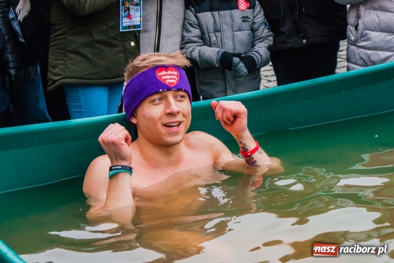 Zdjęcie w galerii na portalu naszraciborz.pl: Wielka Orkiestra Świątecznej Pomocy rozgrzewała na Rynku  wiadomości z regionu