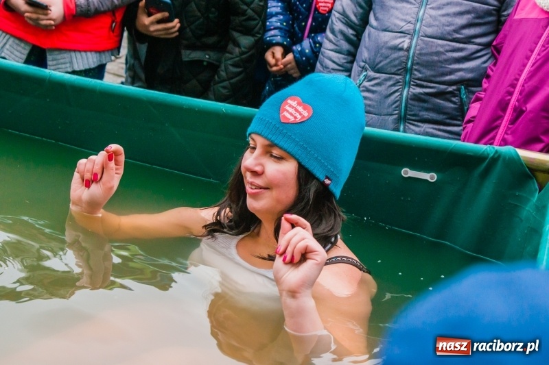 Zdjęcie w galerii na portalu naszraciborz.pl: Wielka Orkiestra Świątecznej Pomocy rozgrzewała na Rynku  wiadomości z regionu