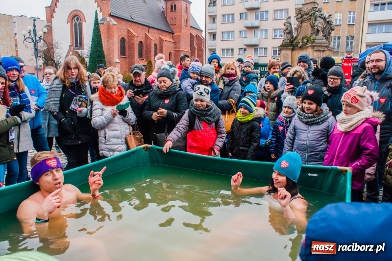 Zdjęcie w galerii na portalu naszraciborz.pl: Wielka Orkiestra Świątecznej Pomocy rozgrzewała na Rynku  wiadomości z regionu