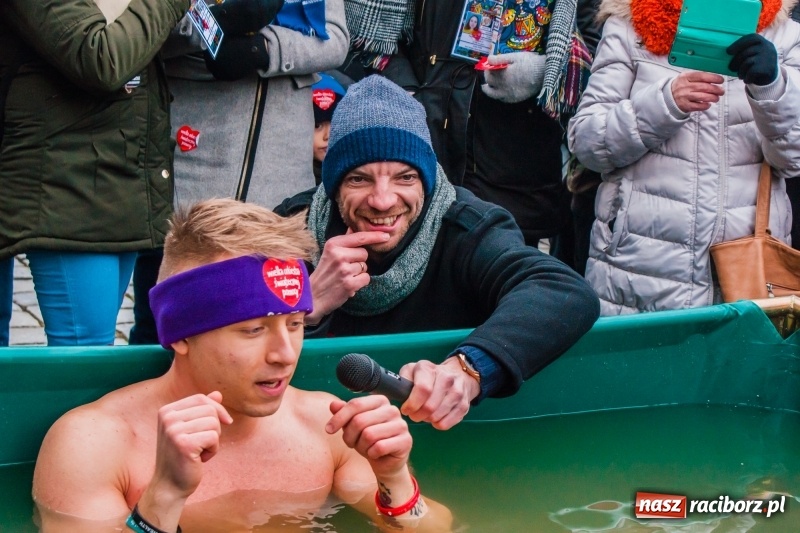 Zdjęcie w galerii na portalu naszraciborz.pl: Wielka Orkiestra Świątecznej Pomocy rozgrzewała na Rynku  wiadomości z regionu