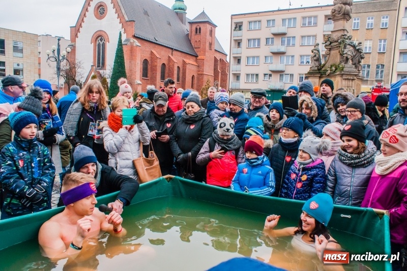 Zdjęcie w galerii na portalu naszraciborz.pl: Wielka Orkiestra Świątecznej Pomocy rozgrzewała na Rynku  wiadomości z regionu