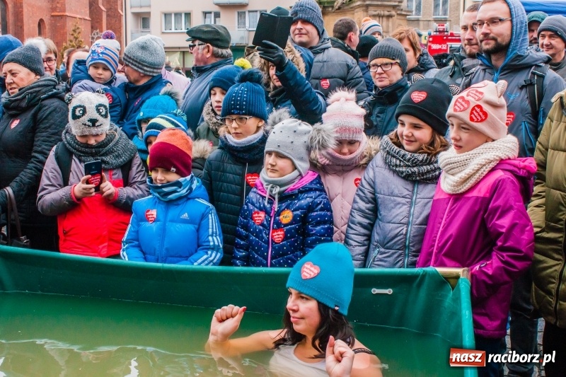 Zdjęcie w galerii na portalu naszraciborz.pl: Wielka Orkiestra Świątecznej Pomocy rozgrzewała na Rynku  wiadomości z regionu