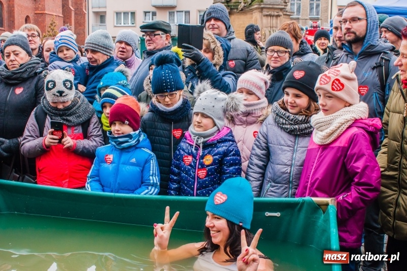 Zdjęcie w galerii na portalu naszraciborz.pl: Wielka Orkiestra Świątecznej Pomocy rozgrzewała na Rynku  wiadomości z regionu