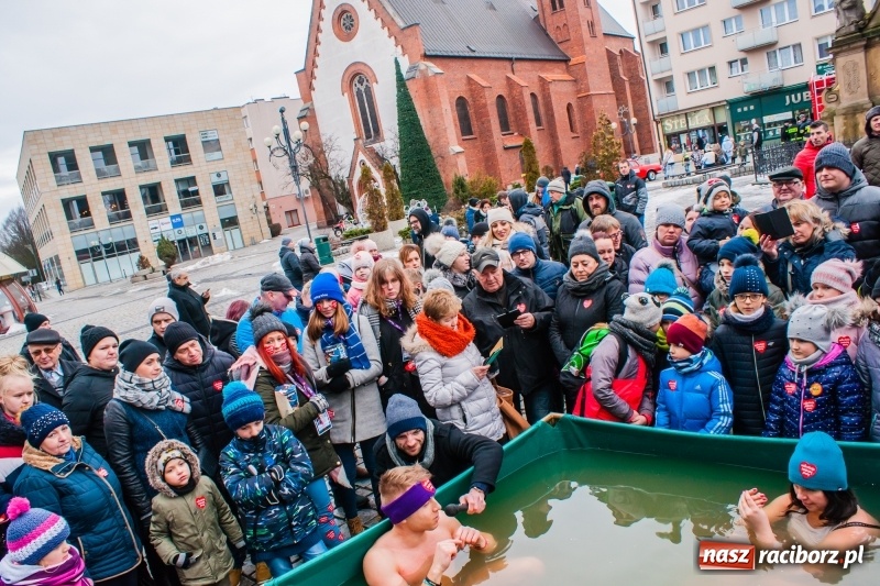 Zdjęcie w galerii na portalu naszraciborz.pl: Wielka Orkiestra Świątecznej Pomocy rozgrzewała na Rynku  wiadomości z regionu