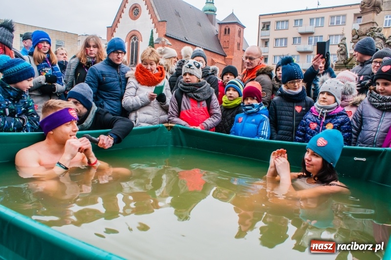 Zdjęcie w galerii na portalu naszraciborz.pl: Wielka Orkiestra Świątecznej Pomocy rozgrzewała na Rynku  wiadomości z regionu