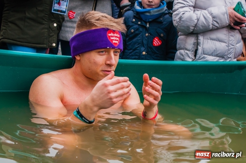 Zdjęcie w galerii na portalu naszraciborz.pl: Wielka Orkiestra Świątecznej Pomocy rozgrzewała na Rynku  wiadomości z regionu