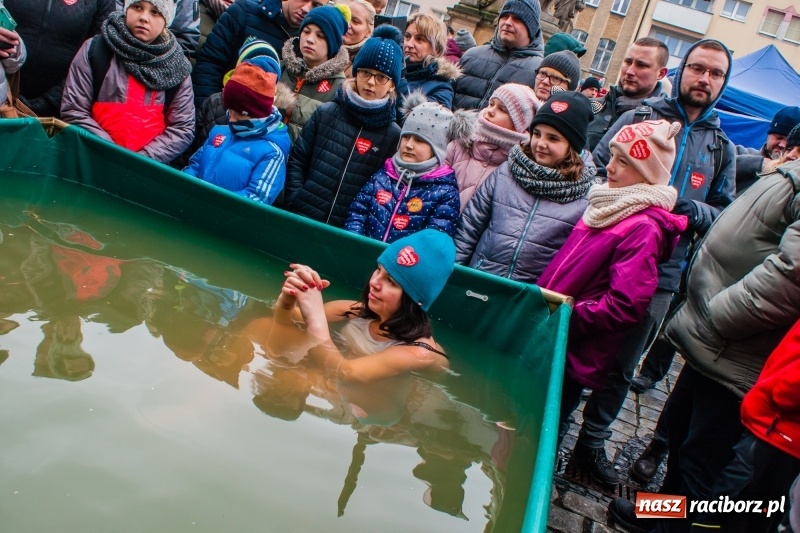 Zdjęcie w galerii na portalu naszraciborz.pl: Wielka Orkiestra Świątecznej Pomocy rozgrzewała na Rynku  wiadomości z regionu