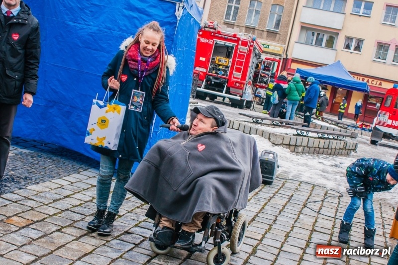 Zdjęcie w galerii na portalu naszraciborz.pl: Wielka Orkiestra Świątecznej Pomocy rozgrzewała na Rynku  wiadomości z regionu