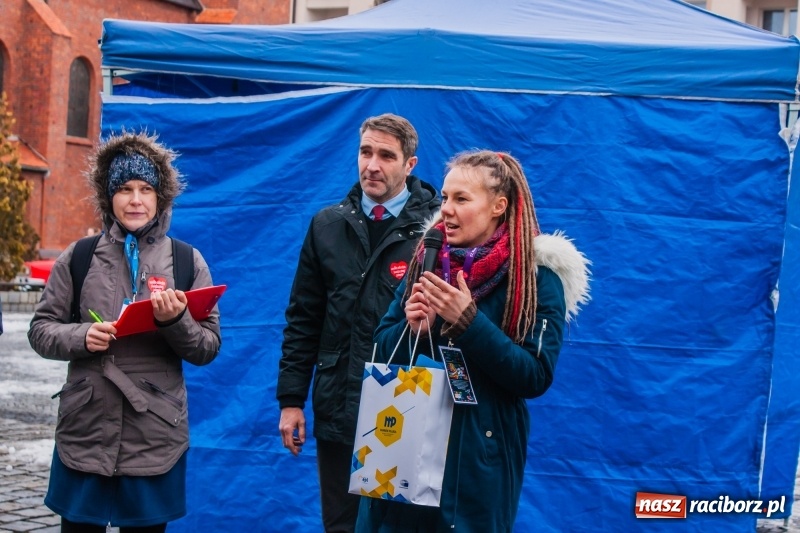 Zdjęcie w galerii na portalu naszraciborz.pl: Wielka Orkiestra Świątecznej Pomocy rozgrzewała na Rynku  wiadomości z regionu