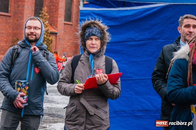 Zdjęcie w galerii na portalu naszraciborz.pl: Wielka Orkiestra Świątecznej Pomocy rozgrzewała na Rynku  wiadomości z regionu