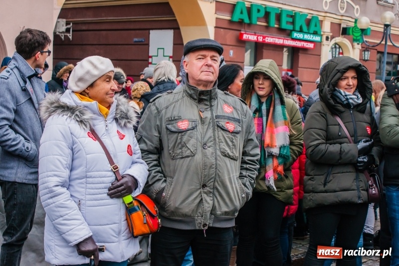 Zdjęcie w galerii na portalu naszraciborz.pl: Wielka Orkiestra Świątecznej Pomocy rozgrzewała na Rynku  wiadomości z regionu