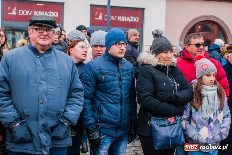 Zdjęcie w galerii na portalu naszraciborz.pl: Wielka Orkiestra Świątecznej Pomocy rozgrzewała na Rynku  wiadomości z regionu
