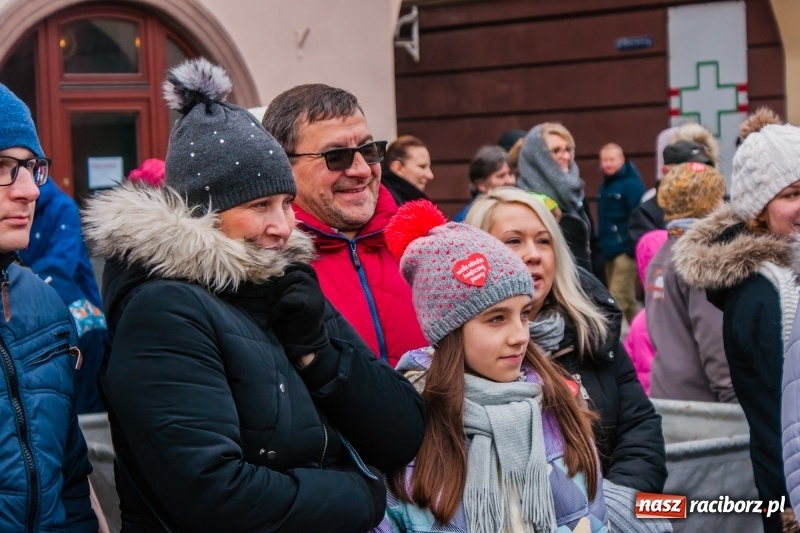 Zdjęcie w galerii na portalu naszraciborz.pl: Wielka Orkiestra Świątecznej Pomocy rozgrzewała na Rynku  wiadomości z regionu