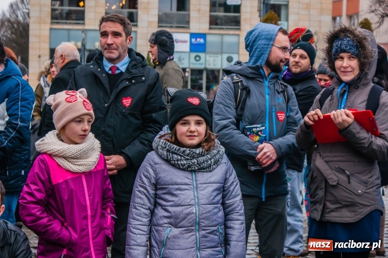 Zdjęcie w galerii na portalu naszraciborz.pl: Wielka Orkiestra Świątecznej Pomocy rozgrzewała na Rynku  wiadomości z regionu