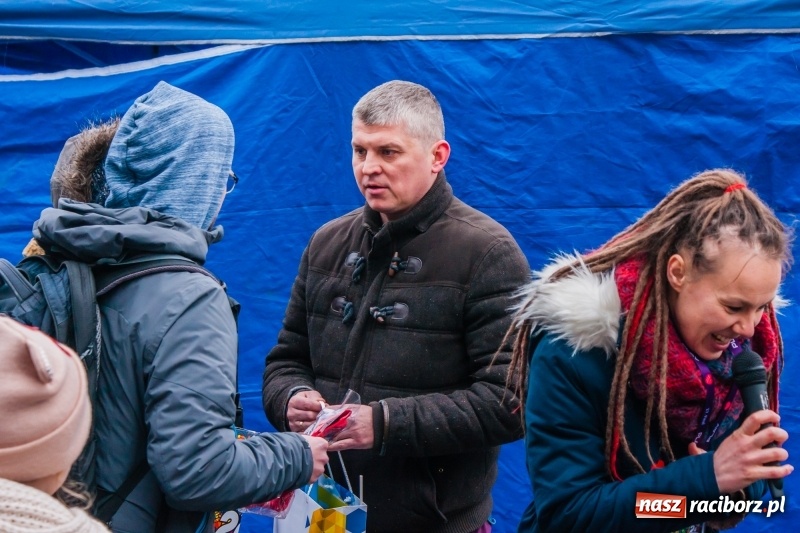 Zdjęcie w galerii na portalu naszraciborz.pl: Wielka Orkiestra Świątecznej Pomocy rozgrzewała na Rynku  wiadomości z regionu