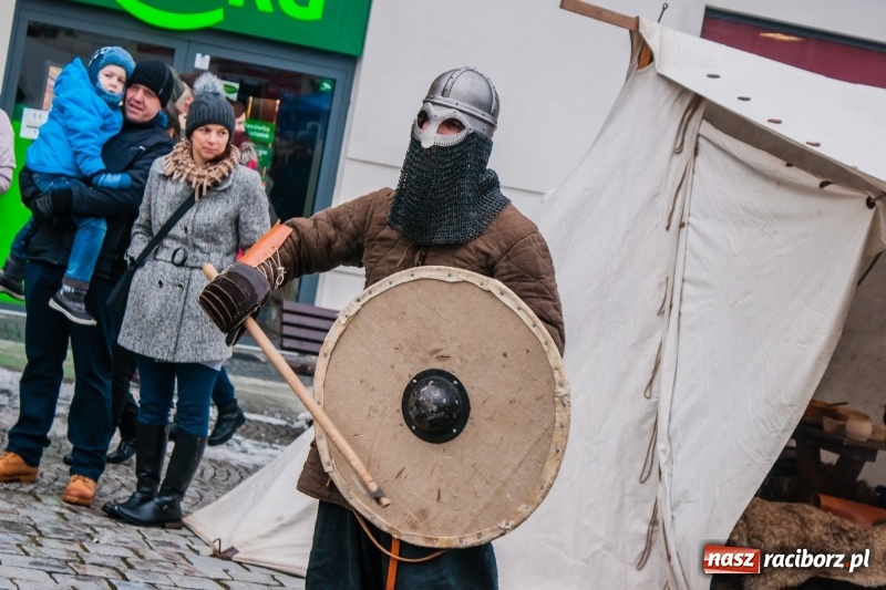 Zdjęcie w galerii na portalu naszraciborz.pl: Wielka Orkiestra Świątecznej Pomocy rozgrzewała na Rynku  wiadomości z regionu