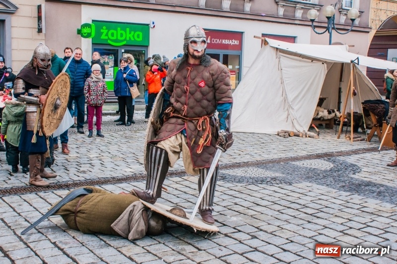 Zdjęcie w galerii na portalu naszraciborz.pl: Wielka Orkiestra Świątecznej Pomocy rozgrzewała na Rynku  wiadomości z regionu