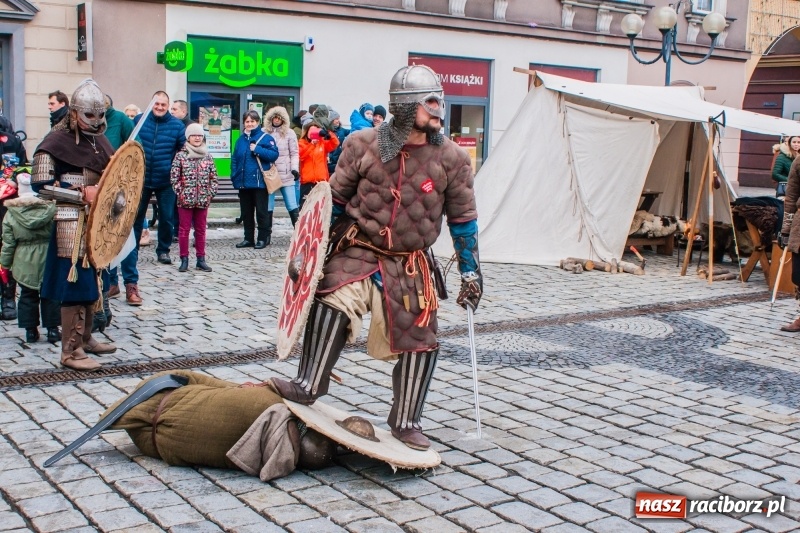 Zdjęcie w galerii na portalu naszraciborz.pl: Wielka Orkiestra Świątecznej Pomocy rozgrzewała na Rynku  wiadomości z regionu
