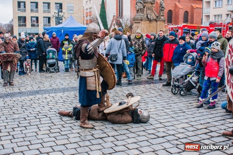 Zdjęcie w galerii na portalu naszraciborz.pl: Wielka Orkiestra Świątecznej Pomocy rozgrzewała na Rynku  wiadomości z regionu