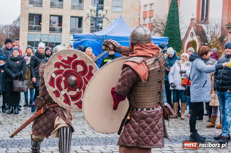 Zdjęcie w galerii na portalu naszraciborz.pl: Wielka Orkiestra Świątecznej Pomocy rozgrzewała na Rynku  wiadomości z regionu