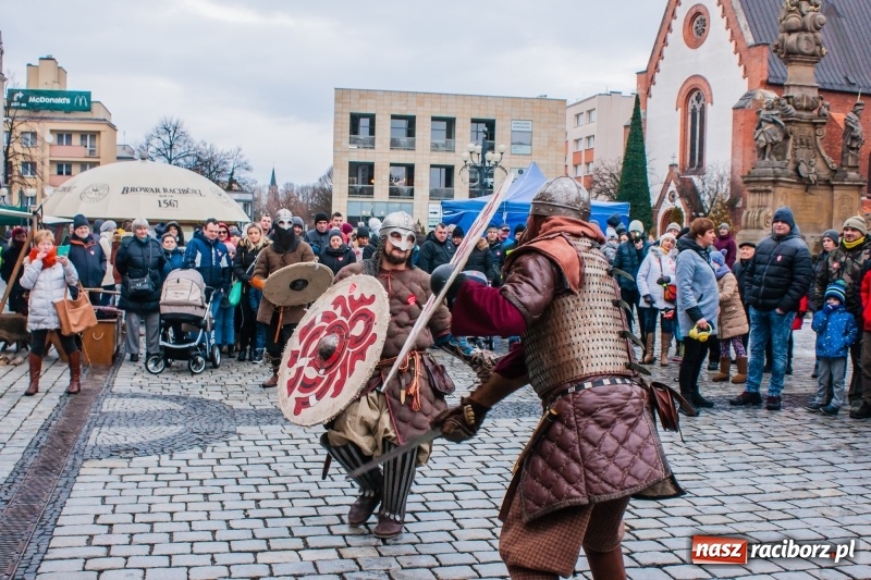 Zdjęcie w galerii na portalu naszraciborz.pl: Wielka Orkiestra Świątecznej Pomocy rozgrzewała na Rynku  wiadomości z regionu