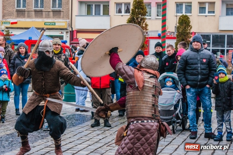Zdjęcie w galerii na portalu naszraciborz.pl: Wielka Orkiestra Świątecznej Pomocy rozgrzewała na Rynku  wiadomości z regionu