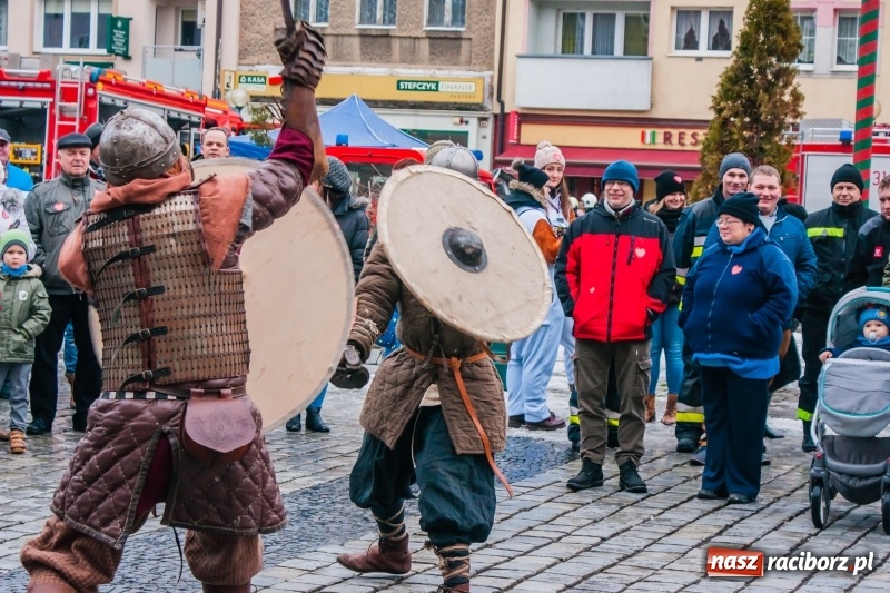 Zdjęcie w galerii na portalu naszraciborz.pl: Wielka Orkiestra Świątecznej Pomocy rozgrzewała na Rynku  wiadomości z regionu