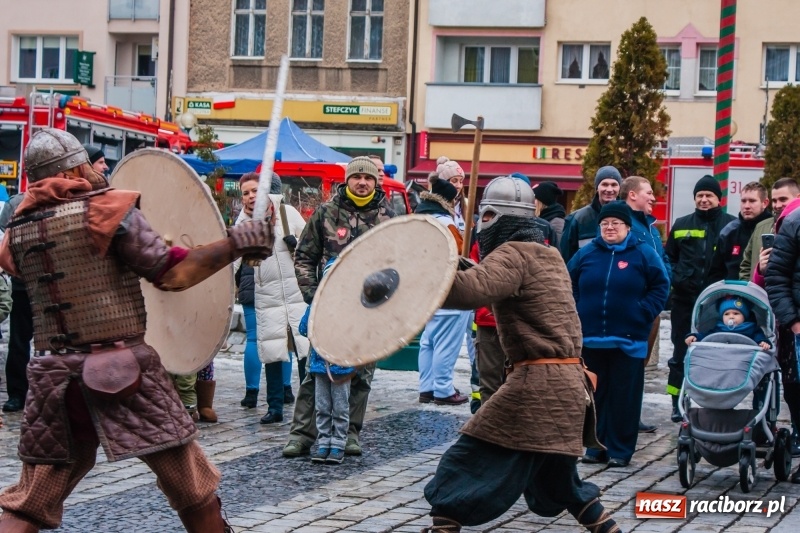 Zdjęcie w galerii na portalu naszraciborz.pl: Wielka Orkiestra Świątecznej Pomocy rozgrzewała na Rynku  wiadomości z regionu