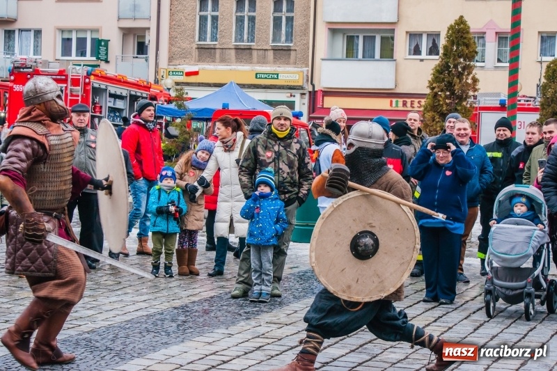Zdjęcie w galerii na portalu naszraciborz.pl: Wielka Orkiestra Świątecznej Pomocy rozgrzewała na Rynku  wiadomości z regionu