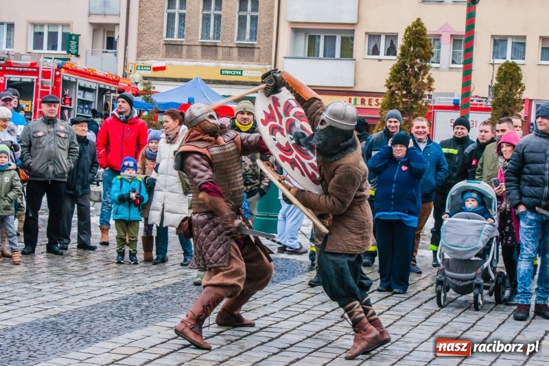 Zdjęcie w galerii na portalu naszraciborz.pl: Wielka Orkiestra Świątecznej Pomocy rozgrzewała na Rynku  wiadomości z regionu
