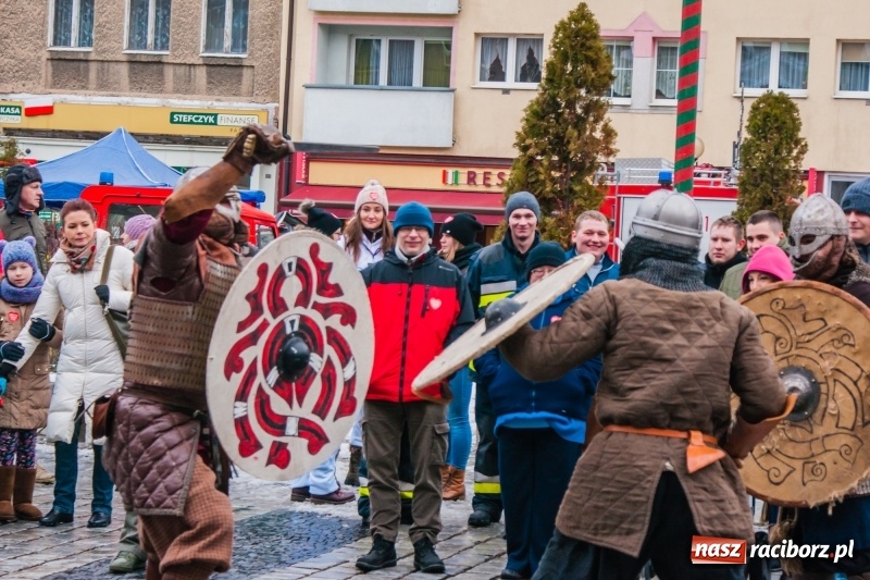Zdjęcie w galerii na portalu naszraciborz.pl: Wielka Orkiestra Świątecznej Pomocy rozgrzewała na Rynku  wiadomości z regionu