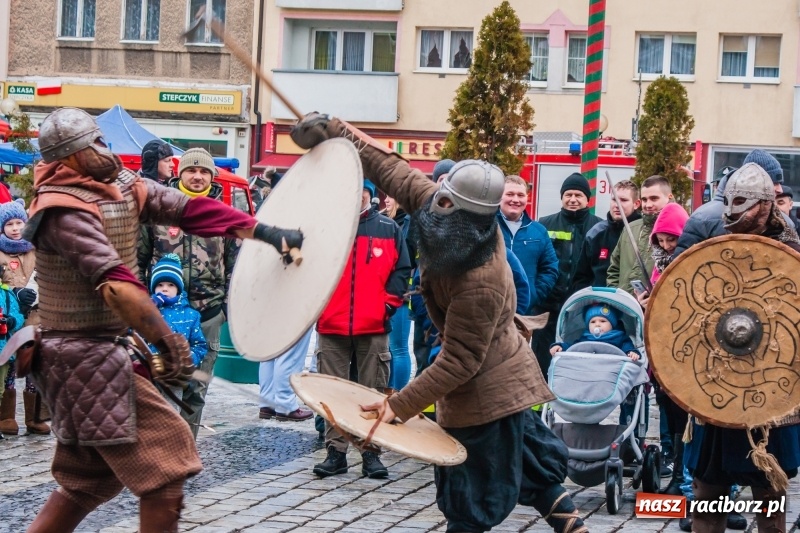 Zdjęcie w galerii na portalu naszraciborz.pl: Wielka Orkiestra Świątecznej Pomocy rozgrzewała na Rynku  wiadomości z regionu