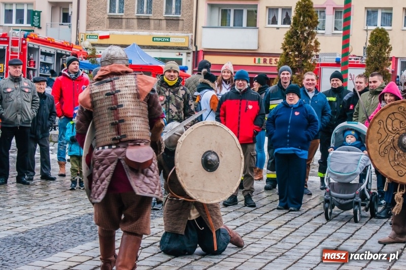 Zdjęcie w galerii na portalu naszraciborz.pl: Wielka Orkiestra Świątecznej Pomocy rozgrzewała na Rynku  wiadomości z regionu
