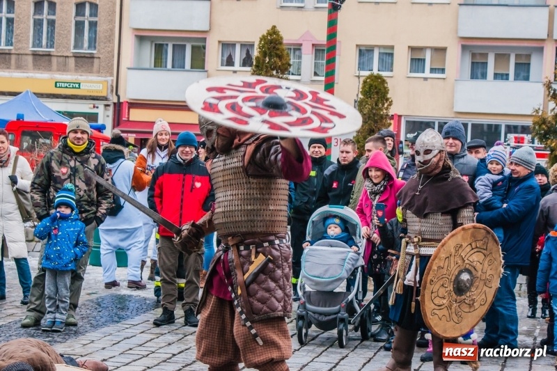 Zdjęcie w galerii na portalu naszraciborz.pl: Wielka Orkiestra Świątecznej Pomocy rozgrzewała na Rynku  wiadomości z regionu