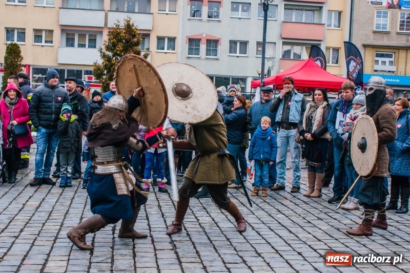 Zdjęcie w galerii na portalu naszraciborz.pl: Wielka Orkiestra Świątecznej Pomocy rozgrzewała na Rynku  wiadomości z regionu